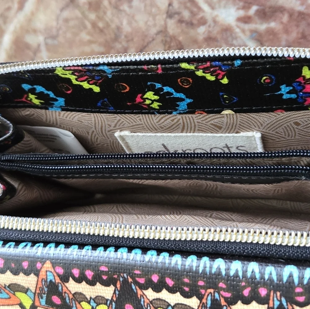 Sakroots Zip Wallet Purse Coated Canvas Peace Sign Design Many Pockets NO STRAP